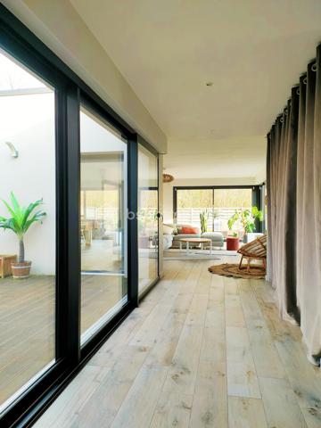 Coup de cœur assuré à Annoeullin !

Dans un environnement paisible et verdoyant, au sein d’une résidence privée, venez découvrir cette jolie maison cubique individuelle de plain-pied, construite en 2019, développant 178 m² habitables sur une parcelle de 700 m².

Dès l’entrée, vous serez séduit par ses beaux volumes et sa luminosité. La maison dispose d’une grande entrée avec dressing, qui dessert une vaste pièce de vie de plus de 70 m², comprenant un séjour ouvert sur une jolie cuisine équipée. Une buanderie et un WC indépendant complètent cet espace.

La partie nuit se compose d’une belle suite parentale de 21 m², avec dressing et salle de douche, ainsi que de trois chambres supplémentaires de 14,5 m², 14 m² et 13 m² et d’une salle de bains.

Véritable atout de cette maison, le patio de 35 m² est un espace rare dans notre secteur. Accessible directement depuis la pièce de vie ainsi que depuis deux des chambres, il apporte une ouverture agréable vers l’extérieur et crée un espace intimiste au cœur de la maison.

À l’extérieur, vous profiterez également d’un beau jardin exposé plein sud, avec une agréable vue dégagée sur la forêt.

La propriété dispose d’un garage, d’un double carport ainsi que de plusieurs places de stationnement privatives. L’ensemble de la parcelle est clos et accessible par un portail motorisé.

La maison est équipée d’un chauffage au sol, d’une VMC double flux et d’un adoucisseur.

À proximité de toutes les commodités : écoles, pharmacie, boulangerie, commerces et transports en commun, ainsi que des principaux axes autoroutiers.