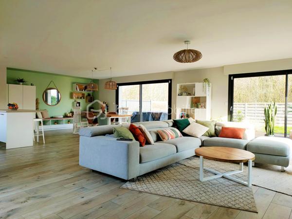 Coup de cœur assuré à Annoeullin !

Dans un environnement paisible et verdoyant, au sein d’une résidence privée, venez découvrir cette jolie maison cubique individuelle de plain-pied, construite en 2019, développant 178 m² habitables sur une parcelle de 700 m².

Dès l’entrée, vous serez séduit par ses beaux volumes et sa luminosité. La maison dispose d’une grande entrée avec dressing, qui dessert une vaste pièce de vie de plus de 70 m², comprenant un séjour ouvert sur une jolie cuisine équipée. Une buanderie et un WC indépendant complètent cet espace.

La partie nuit se compose d’une belle suite parentale de 21 m², avec dressing et salle de douche, ainsi que de trois chambres supplémentaires de 14,5 m², 14 m² et 13 m² et d’une salle de bains.

Véritable atout de cette maison, le patio de 35 m² est un espace rare dans notre secteur. Accessible directement depuis la pièce de vie ainsi que depuis deux des chambres, il apporte une ouverture agréable vers l’extérieur et crée un espace intimiste au cœur de la maison.

À l’extérieur, vous profiterez également d’un beau jardin exposé plein sud, avec une agréable vue dégagée sur la forêt.

La propriété dispose d’un garage, d’un double carport ainsi que de plusieurs places de stationnement privatives. L’ensemble de la parcelle est clos et accessible par un portail motorisé.

La maison est équipée d’un chauffage au sol, d’une VMC double flux et d’un adoucisseur.

À proximité de toutes les commodités : écoles, pharmacie, boulangerie, commerces et transports en commun, ainsi que des principaux axes autoroutiers.