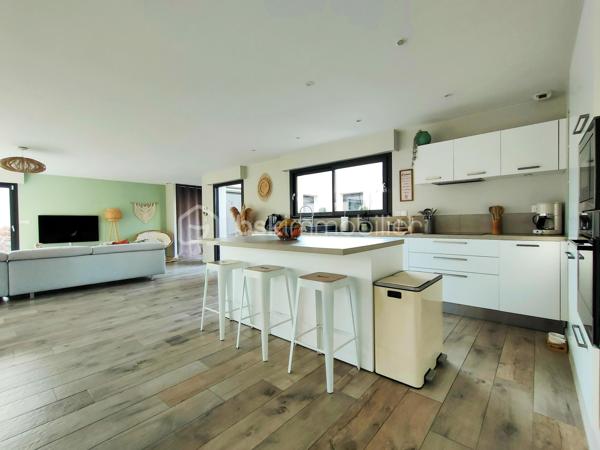 Coup de cœur assuré à Annoeullin !

Dans un environnement paisible et verdoyant, au sein d’une résidence privée, venez découvrir cette jolie maison cubique individuelle de plain-pied, construite en 2019, développant 178 m² habitables sur une parcelle de 700 m².

Dès l’entrée, vous serez séduit par ses beaux volumes et sa luminosité. La maison dispose d’une grande entrée avec dressing, qui dessert une vaste pièce de vie de plus de 70 m², comprenant un séjour ouvert sur une jolie cuisine équipée. Une buanderie et un WC indépendant complètent cet espace.

La partie nuit se compose d’une belle suite parentale de 21 m², avec dressing et salle de douche, ainsi que de trois chambres supplémentaires de 14,5 m², 14 m² et 13 m² et d’une salle de bains.

Véritable atout de cette maison, le patio de 35 m² est un espace rare dans notre secteur. Accessible directement depuis la pièce de vie ainsi que depuis deux des chambres, il apporte une ouverture agréable vers l’extérieur et crée un espace intimiste au cœur de la maison.

À l’extérieur, vous profiterez également d’un beau jardin exposé plein sud, avec une agréable vue dégagée sur la forêt.

La propriété dispose d’un garage, d’un double carport ainsi que de plusieurs places de stationnement privatives. L’ensemble de la parcelle est clos et accessible par un portail motorisé.

La maison est équipée d’un chauffage au sol, d’une VMC double flux et d’un adoucisseur.

À proximité de toutes les commodités : écoles, pharmacie, boulangerie, commerces et transports en commun, ainsi que des principaux axes autoroutiers.