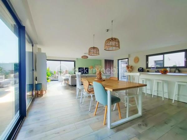 Coup de cœur assuré à Annoeullin !

Dans un environnement paisible et verdoyant, au sein d’une résidence privée, venez découvrir cette jolie maison cubique individuelle de plain-pied, construite en 2019, développant 178 m² habitables sur une parcelle de 700 m².

Dès l’entrée, vous serez séduit par ses beaux volumes et sa luminosité. La maison dispose d’une grande entrée avec dressing, qui dessert une vaste pièce de vie de plus de 70 m², comprenant un séjour ouvert sur une jolie cuisine équipée. Une buanderie et un WC indépendant complètent cet espace.

La partie nuit se compose d’une belle suite parentale de 21 m², avec dressing et salle de douche, ainsi que de trois chambres supplémentaires de 14,5 m², 14 m² et 13 m² et d’une salle de bains.

Véritable atout de cette maison, le patio de 35 m² est un espace rare dans notre secteur. Accessible directement depuis la pièce de vie ainsi que depuis deux des chambres, il apporte une ouverture agréable vers l’extérieur et crée un espace intimiste au cœur de la maison.

À l’extérieur, vous profiterez également d’un beau jardin exposé plein sud, avec une agréable vue dégagée sur la forêt.

La propriété dispose d’un garage, d’un double carport ainsi que de plusieurs places de stationnement privatives. L’ensemble de la parcelle est clos et accessible par un portail motorisé.

La maison est équipée d’un chauffage au sol, d’une VMC double flux et d’un adoucisseur.

À proximité de toutes les commodités : écoles, pharmacie, boulangerie, commerces et transports en commun, ainsi que des principaux axes autoroutiers.