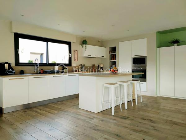 Coup de cœur assuré à Annoeullin !

Dans un environnement paisible et verdoyant, au sein d’une résidence privée, venez découvrir cette jolie maison cubique individuelle de plain-pied, construite en 2019, développant 178 m² habitables sur une parcelle de 700 m².

Dès l’entrée, vous serez séduit par ses beaux volumes et sa luminosité. La maison dispose d’une grande entrée avec dressing, qui dessert une vaste pièce de vie de plus de 70 m², comprenant un séjour ouvert sur une jolie cuisine équipée. Une buanderie et un WC indépendant complètent cet espace.

La partie nuit se compose d’une belle suite parentale de 21 m², avec dressing et salle de douche, ainsi que de trois chambres supplémentaires de 14,5 m², 14 m² et 13 m² et d’une salle de bains.

Véritable atout de cette maison, le patio de 35 m² est un espace rare dans notre secteur. Accessible directement depuis la pièce de vie ainsi que depuis deux des chambres, il apporte une ouverture agréable vers l’extérieur et crée un espace intimiste au cœur de la maison.

À l’extérieur, vous profiterez également d’un beau jardin exposé plein sud, avec une agréable vue dégagée sur la forêt.

La propriété dispose d’un garage, d’un double carport ainsi que de plusieurs places de stationnement privatives. L’ensemble de la parcelle est clos et accessible par un portail motorisé.

La maison est équipée d’un chauffage au sol, d’une VMC double flux et d’un adoucisseur.

À proximité de toutes les commodités : écoles, pharmacie, boulangerie, commerces et transports en commun, ainsi que des principaux axes autoroutiers.