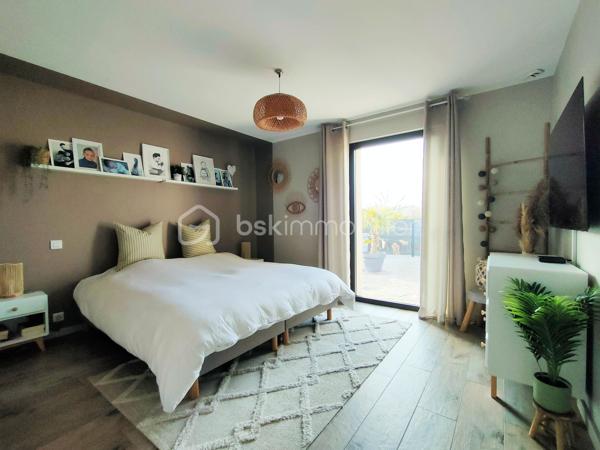 Coup de cœur assuré à Annoeullin !

Dans un environnement paisible et verdoyant, au sein d’une résidence privée, venez découvrir cette jolie maison cubique individuelle de plain-pied, construite en 2019, développant 178 m² habitables sur une parcelle de 700 m².

Dès l’entrée, vous serez séduit par ses beaux volumes et sa luminosité. La maison dispose d’une grande entrée avec dressing, qui dessert une vaste pièce de vie de plus de 70 m², comprenant un séjour ouvert sur une jolie cuisine équipée. Une buanderie et un WC indépendant complètent cet espace.

La partie nuit se compose d’une belle suite parentale de 21 m², avec dressing et salle de douche, ainsi que de trois chambres supplémentaires de 14,5 m², 14 m² et 13 m² et d’une salle de bains.

Véritable atout de cette maison, le patio de 35 m² est un espace rare dans notre secteur. Accessible directement depuis la pièce de vie ainsi que depuis deux des chambres, il apporte une ouverture agréable vers l’extérieur et crée un espace intimiste au cœur de la maison.

À l’extérieur, vous profiterez également d’un beau jardin exposé plein sud, avec une agréable vue dégagée sur la forêt.

La propriété dispose d’un garage, d’un double carport ainsi que de plusieurs places de stationnement privatives. L’ensemble de la parcelle est clos et accessible par un portail motorisé.

La maison est équipée d’un chauffage au sol, d’une VMC double flux et d’un adoucisseur.

À proximité de toutes les commodités : écoles, pharmacie, boulangerie, commerces et transports en commun, ainsi que des principaux axes autoroutiers.