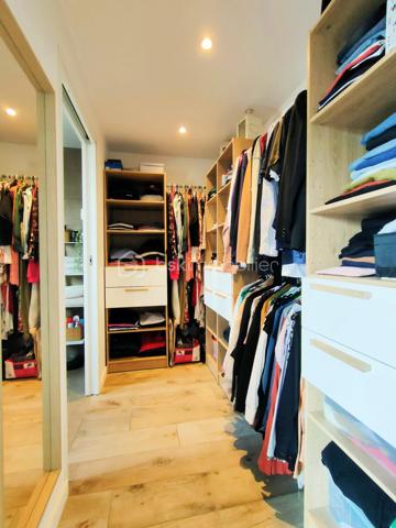 Coup de cœur assuré à Annoeullin !

Dans un environnement paisible et verdoyant, au sein d’une résidence privée, venez découvrir cette jolie maison cubique individuelle de plain-pied, construite en 2019, développant 178 m² habitables sur une parcelle de 700 m².

Dès l’entrée, vous serez séduit par ses beaux volumes et sa luminosité. La maison dispose d’une grande entrée avec dressing, qui dessert une vaste pièce de vie de plus de 70 m², comprenant un séjour ouvert sur une jolie cuisine équipée. Une buanderie et un WC indépendant complètent cet espace.

La partie nuit se compose d’une belle suite parentale de 21 m², avec dressing et salle de douche, ainsi que de trois chambres supplémentaires de 14,5 m², 14 m² et 13 m² et d’une salle de bains.

Véritable atout de cette maison, le patio de 35 m² est un espace rare dans notre secteur. Accessible directement depuis la pièce de vie ainsi que depuis deux des chambres, il apporte une ouverture agréable vers l’extérieur et crée un espace intimiste au cœur de la maison.

À l’extérieur, vous profiterez également d’un beau jardin exposé plein sud, avec une agréable vue dégagée sur la forêt.

La propriété dispose d’un garage, d’un double carport ainsi que de plusieurs places de stationnement privatives. L’ensemble de la parcelle est clos et accessible par un portail motorisé.

La maison est équipée d’un chauffage au sol, d’une VMC double flux et d’un adoucisseur.

À proximité de toutes les commodités : écoles, pharmacie, boulangerie, commerces et transports en commun, ainsi que des principaux axes autoroutiers.