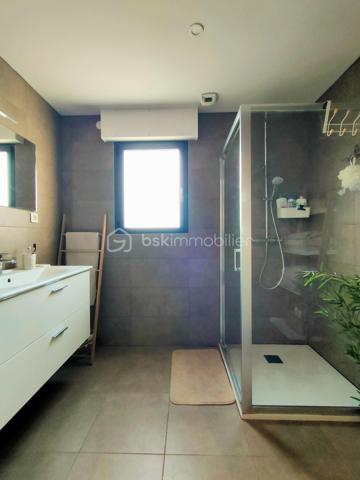 Coup de cœur assuré à Annoeullin !

Dans un environnement paisible et verdoyant, au sein d’une résidence privée, venez découvrir cette jolie maison cubique individuelle de plain-pied, construite en 2019, développant 178 m² habitables sur une parcelle de 700 m².

Dès l’entrée, vous serez séduit par ses beaux volumes et sa luminosité. La maison dispose d’une grande entrée avec dressing, qui dessert une vaste pièce de vie de plus de 70 m², comprenant un séjour ouvert sur une jolie cuisine équipée. Une buanderie et un WC indépendant complètent cet espace.

La partie nuit se compose d’une belle suite parentale de 21 m², avec dressing et salle de douche, ainsi que de trois chambres supplémentaires de 14,5 m², 14 m² et 13 m² et d’une salle de bains.

Véritable atout de cette maison, le patio de 35 m² est un espace rare dans notre secteur. Accessible directement depuis la pièce de vie ainsi que depuis deux des chambres, il apporte une ouverture agréable vers l’extérieur et crée un espace intimiste au cœur de la maison.

À l’extérieur, vous profiterez également d’un beau jardin exposé plein sud, avec une agréable vue dégagée sur la forêt.

La propriété dispose d’un garage, d’un double carport ainsi que de plusieurs places de stationnement privatives. L’ensemble de la parcelle est clos et accessible par un portail motorisé.

La maison est équipée d’un chauffage au sol, d’une VMC double flux et d’un adoucisseur.

À proximité de toutes les commodités : écoles, pharmacie, boulangerie, commerces et transports en commun, ainsi que des principaux axes autoroutiers.