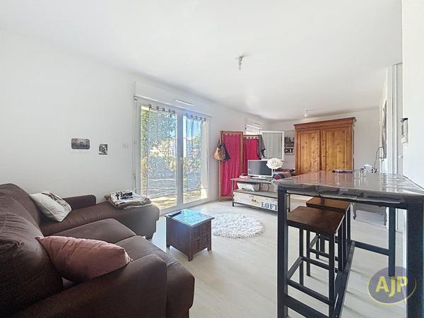 Appartement à louer La Roche Sur Yon : 1 pièces, 34m² avec 0 chambre(s) à 550€ - AJP Immobilier La Roche-sur-Yon