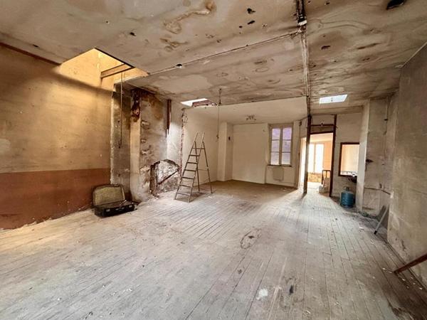 IMMEUBLE AVEC LOCAL COMMERCIAL - 3 PLATEAUX - NEVERS CENTRE-VILLE