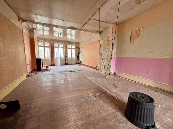 IMMEUBLE AVEC LOCAL COMMERCIAL - 3 PLATEAUX - NEVERS CENTRE-VILLE