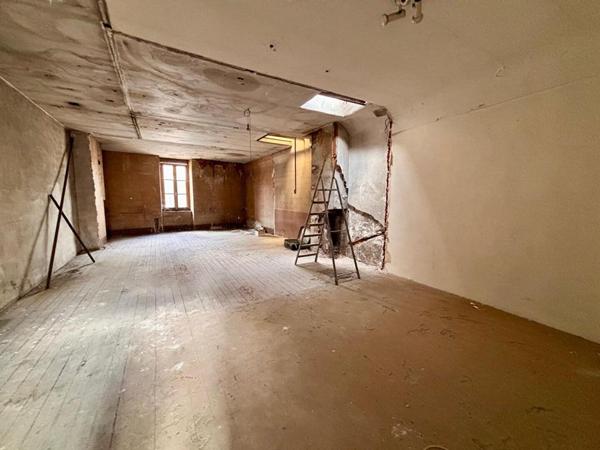 IMMEUBLE AVEC LOCAL COMMERCIAL - 3 PLATEAUX - NEVERS CENTRE-VILLE