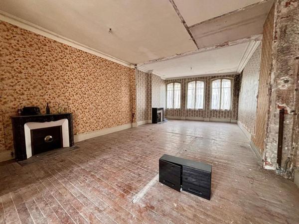 IMMEUBLE AVEC LOCAL COMMERCIAL - 3 PLATEAUX - NEVERS CENTRE-VILLE