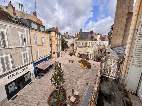 IMMEUBLE AVEC LOCAL COMMERCIAL - 3 PLATEAUX - NEVERS CENTRE-VILLE