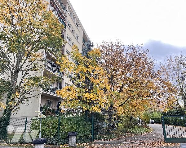 VILLEURBANNE - T3 avec balcon garage et cave dans une résidence calme au fond d'une impasse.