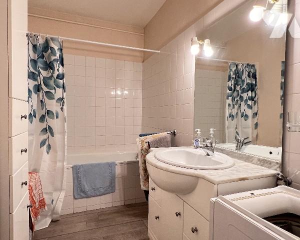 VILLEURBANNE - T3 avec balcon garage et cave dans une résidence calme au fond d'une impasse.