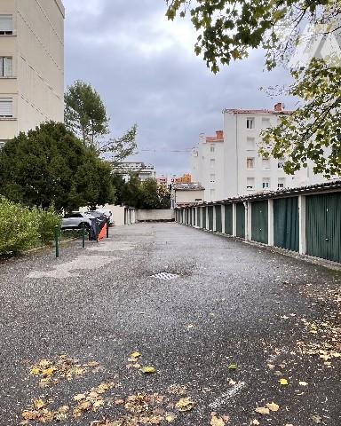 VILLEURBANNE - T3 avec balcon garage et cave dans une résidence calme au fond d'une impasse.