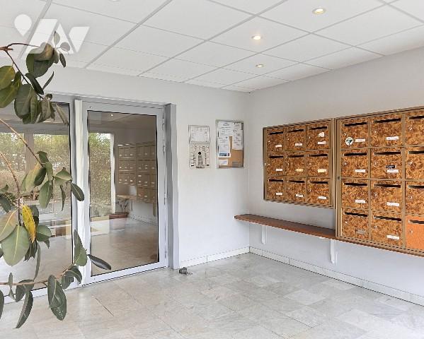 VILLEURBANNE - T3 avec balcon garage et cave dans une résidence calme au fond d'une impasse.