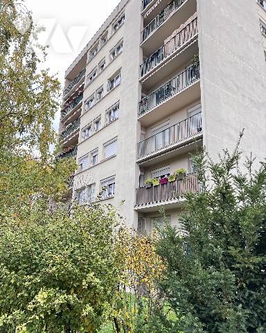 VILLEURBANNE - T3 avec balcon garage et cave dans une résidence calme au fond d'une impasse.
