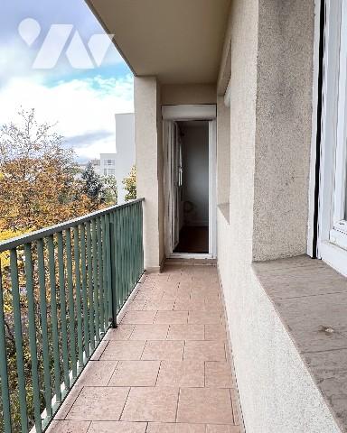 VILLEURBANNE - T3 avec balcon garage et cave dans une résidence calme au fond d'une impasse.