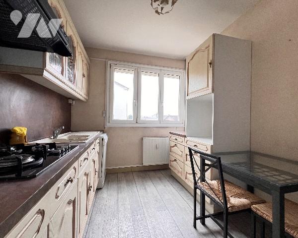 VILLEURBANNE - T3 avec balcon garage et cave dans une résidence calme au fond d'une impasse.