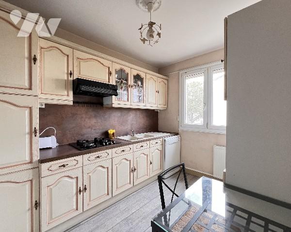 VILLEURBANNE - T3 avec balcon garage et cave dans une résidence calme au fond d'une impasse.