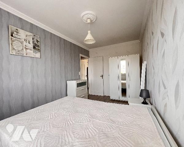 VILLEURBANNE - T3 avec balcon garage et cave dans une résidence calme au fond d'une impasse.