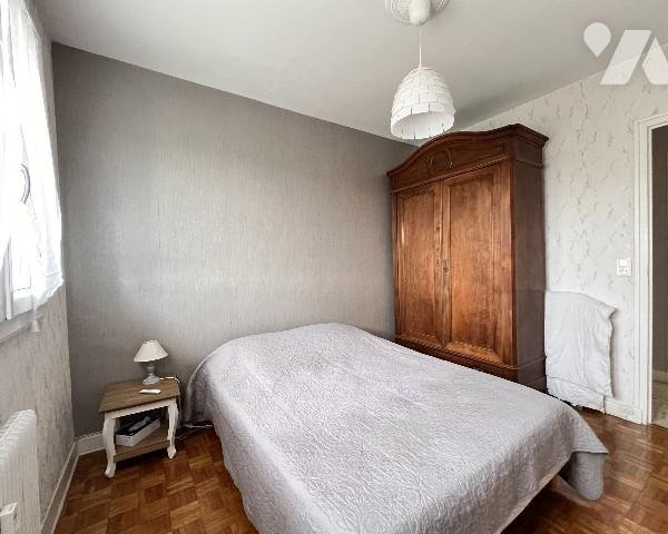 VILLEURBANNE - T3 avec balcon garage et cave dans une résidence calme au fond d'une impasse.