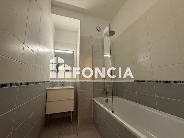 Location Appartement 4 pièces 88.37 m² - 18-20-22 PLACE DE LA HALLE Sedan 08200