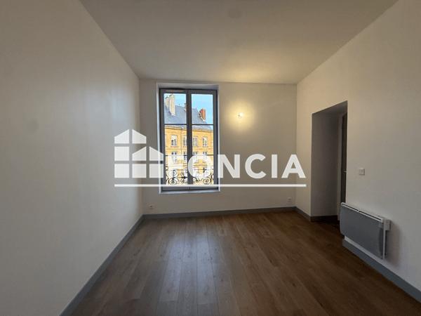 Location Appartement 4 pièces 88.37 m² - 18-20-22 PLACE DE LA HALLE Sedan 08200