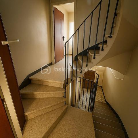 Maison à usage d'habitation à rénover de trois niveaux, surface habitable  d'environ 111m2, Deux terrasses au 1er et 2 ème étage (6.40 m2 et 3.80 m2).

Toiture refaite en 2018 avec  Garantie décennale

RDC : 19.m2 SH
1 entrée de 16.80 m2,
1 salle d'eau de 2.80 m2
1 cave de 39 m2
1 local de rangement

1 étage : SH environ 46 m2
1 cuisine, 1 pièce de 13 m2 accédant à une terrasse de 6.40 m2
1 pièce de 11 m2
1 pièce de 22.30 m2

2 ème étage : SH environ 46 m2 
1 chambre avec pièce pour dressing d'environ 22.30m2
1 deuxième chambre d'environ 10.90 m2
1 salle d'eau
1 pièce de vie d'environ 8 m2 accédant à une terrasse de 3.80 m2

Plan disponible pour la rénovation sur demande
N'hésitez pas à me contacter rapidement!