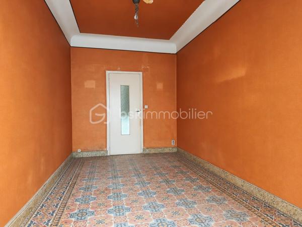 Maison à usage d'habitation à rénover de trois niveaux, surface habitable  d'environ 111m2, Deux terrasses au 1er et 2 ème étage (6.40 m2 et 3.80 m2).

Toiture refaite en 2018 avec  Garantie décennale

RDC : 19.m2 SH
1 entrée de 16.80 m2,
1 salle d'eau de 2.80 m2
1 cave de 39 m2
1 local de rangement

1 étage : SH environ 46 m2
1 cuisine, 1 pièce de 13 m2 accédant à une terrasse de 6.40 m2
1 pièce de 11 m2
1 pièce de 22.30 m2

2 ème étage : SH environ 46 m2 
1 chambre avec pièce pour dressing d'environ 22.30m2
1 deuxième chambre d'environ 10.90 m2
1 salle d'eau
1 pièce de vie d'environ 8 m2 accédant à une terrasse de 3.80 m2

Plan disponible pour la rénovation sur demande
N'hésitez pas à me contacter rapidement!