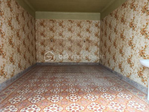Maison à usage d'habitation à rénover de trois niveaux, surface habitable  d'environ 111m2, Deux terrasses au 1er et 2 ème étage (6.40 m2 et 3.80 m2).

Toiture refaite en 2018 avec  Garantie décennale

RDC : 19.m2 SH
1 entrée de 16.80 m2,
1 salle d'eau de 2.80 m2
1 cave de 39 m2
1 local de rangement

1 étage : SH environ 46 m2
1 cuisine, 1 pièce de 13 m2 accédant à une terrasse de 6.40 m2
1 pièce de 11 m2
1 pièce de 22.30 m2

2 ème étage : SH environ 46 m2 
1 chambre avec pièce pour dressing d'environ 22.30m2
1 deuxième chambre d'environ 10.90 m2
1 salle d'eau
1 pièce de vie d'environ 8 m2 accédant à une terrasse de 3.80 m2

Plan disponible pour la rénovation sur demande
N'hésitez pas à me contacter rapidement!