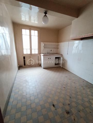 Maison à usage d'habitation à rénover de trois niveaux, surface habitable  d'environ 111m2, Deux terrasses au 1er et 2 ème étage (6.40 m2 et 3.80 m2).

Toiture refaite en 2018 avec  Garantie décennale

RDC : 19.m2 SH
1 entrée de 16.80 m2,
1 salle d'eau de 2.80 m2
1 cave de 39 m2
1 local de rangement

1 étage : SH environ 46 m2
1 cuisine, 1 pièce de 13 m2 accédant à une terrasse de 6.40 m2
1 pièce de 11 m2
1 pièce de 22.30 m2

2 ème étage : SH environ 46 m2 
1 chambre avec pièce pour dressing d'environ 22.30m2
1 deuxième chambre d'environ 10.90 m2
1 salle d'eau
1 pièce de vie d'environ 8 m2 accédant à une terrasse de 3.80 m2

Plan disponible pour la rénovation sur demande
N'hésitez pas à me contacter rapidement!