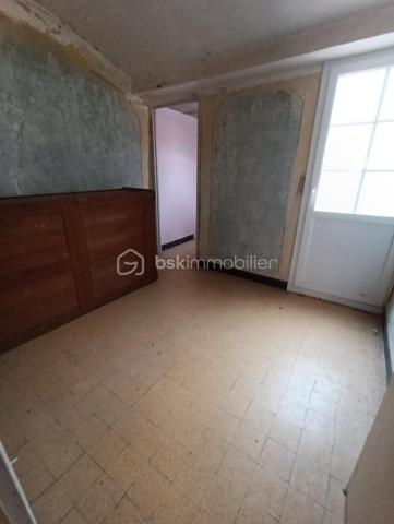 Maison à usage d'habitation à rénover de trois niveaux, surface habitable  d'environ 111m2, Deux terrasses au 1er et 2 ème étage (6.40 m2 et 3.80 m2).

Toiture refaite en 2018 avec  Garantie décennale

RDC : 19.m2 SH
1 entrée de 16.80 m2,
1 salle d'eau de 2.80 m2
1 cave de 39 m2
1 local de rangement

1 étage : SH environ 46 m2
1 cuisine, 1 pièce de 13 m2 accédant à une terrasse de 6.40 m2
1 pièce de 11 m2
1 pièce de 22.30 m2

2 ème étage : SH environ 46 m2 
1 chambre avec pièce pour dressing d'environ 22.30m2
1 deuxième chambre d'environ 10.90 m2
1 salle d'eau
1 pièce de vie d'environ 8 m2 accédant à une terrasse de 3.80 m2

Plan disponible pour la rénovation sur demande
N'hésitez pas à me contacter rapidement!