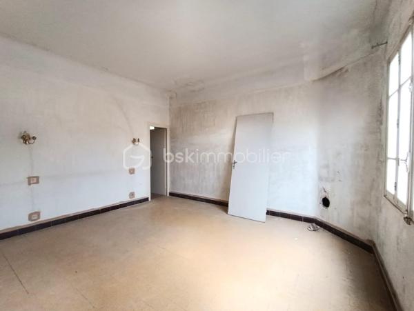 Maison à usage d'habitation à rénover de trois niveaux, surface habitable  d'environ 111m2, Deux terrasses au 1er et 2 ème étage (6.40 m2 et 3.80 m2).

Toiture refaite en 2018 avec  Garantie décennale

RDC : 19.m2 SH
1 entrée de 16.80 m2,
1 salle d'eau de 2.80 m2
1 cave de 39 m2
1 local de rangement

1 étage : SH environ 46 m2
1 cuisine, 1 pièce de 13 m2 accédant à une terrasse de 6.40 m2
1 pièce de 11 m2
1 pièce de 22.30 m2

2 ème étage : SH environ 46 m2 
1 chambre avec pièce pour dressing d'environ 22.30m2
1 deuxième chambre d'environ 10.90 m2
1 salle d'eau
1 pièce de vie d'environ 8 m2 accédant à une terrasse de 3.80 m2

Plan disponible pour la rénovation sur demande
N'hésitez pas à me contacter rapidement!