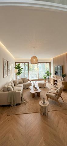 Vous rêvez d'installer votre famille dans un environnement privilégié, entouré de nature et proche des commodités de la ville? Entrez dans la Résidence du Château où calme, sécurité et installations sportives vous attendent.

Découvrez cet appartement spacieux de 127 m², situé au dernier étage. Niché  dans un environnement paisible, il offre un cadre de vie confortable et familial.

Composé de six pièces généreuses, cet appartement propose un agencement bien pensé.
 L'espace de vie se compose d'une cuisine entièrement équipée avec lave vaisselle, four et plaques de grandes marques, d' une salle à manger de 15m2 attenante à la cuisine et d'un salon parqueté de 33m2 offrant une belle luminosité grace à sa baie vitrée triple vitrage.
Trois espaces nuits desservis par trois couloirs vous permettront d'installer votre famille dans le confort et l'intimité de chacun.
Le côté pratique, des placards partout!
Une salle de douche, une salle de bains ainsi que deux wc complètent ce bien.
 
 Une cave et un parking sont inclus pour un confort absolu.

Les +:
- 4 vrais chambres 
- nombreux rangements
- volets roulants
- baie vitrée triple vitrage avec isolation phonique et thermique
- aucun vis-à-vis
- aucun travaux à prévoir
- terrains de tennis, football, badminton et aire de jeux pour enfants dans la résidence.

À proximité des commerces et des transports en commun, ce bien est idéal pour ceux qui recherchent praticité et tranquillité.

Suggestions d'aménagement intérieur générés par IA.

Contactez moi vite pour une visite.