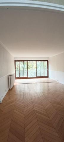 Vous rêvez d'installer votre famille dans un environnement privilégié, entouré de nature et proche des commodités de la ville? Entrez dans la Résidence du Château où calme, sécurité et installations sportives vous attendent.

Découvrez cet appartement spacieux de 127 m², situé au dernier étage. Niché  dans un environnement paisible, il offre un cadre de vie confortable et familial.

Composé de six pièces généreuses, cet appartement propose un agencement bien pensé.
 L'espace de vie se compose d'une cuisine entièrement équipée avec lave vaisselle, four et plaques de grandes marques, d' une salle à manger de 15m2 attenante à la cuisine et d'un salon parqueté de 33m2 offrant une belle luminosité grace à sa baie vitrée triple vitrage.
Trois espaces nuits desservis par trois couloirs vous permettront d'installer votre famille dans le confort et l'intimité de chacun.
Le côté pratique, des placards partout!
Une salle de douche, une salle de bains ainsi que deux wc complètent ce bien.
 
 Une cave et un parking sont inclus pour un confort absolu.

Les +:
- 4 vrais chambres 
- nombreux rangements
- volets roulants
- baie vitrée triple vitrage avec isolation phonique et thermique
- aucun vis-à-vis
- aucun travaux à prévoir
- terrains de tennis, football, badminton et aire de jeux pour enfants dans la résidence.

À proximité des commerces et des transports en commun, ce bien est idéal pour ceux qui recherchent praticité et tranquillité.

Suggestions d'aménagement intérieur générés par IA.

Contactez moi vite pour une visite.
