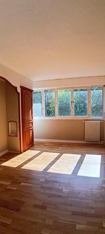 Vous rêvez d'installer votre famille dans un environnement privilégié, entouré de nature et proche des commodités de la ville? Entrez dans la Résidence du Château où calme, sécurité et installations sportives vous attendent.

Découvrez cet appartement spacieux de 127 m², situé au dernier étage. Niché  dans un environnement paisible, il offre un cadre de vie confortable et familial.

Composé de six pièces généreuses, cet appartement propose un agencement bien pensé.
 L'espace de vie se compose d'une cuisine entièrement équipée avec lave vaisselle, four et plaques de grandes marques, d' une salle à manger de 15m2 attenante à la cuisine et d'un salon parqueté de 33m2 offrant une belle luminosité grace à sa baie vitrée triple vitrage.
Trois espaces nuits desservis par trois couloirs vous permettront d'installer votre famille dans le confort et l'intimité de chacun.
Le côté pratique, des placards partout!
Une salle de douche, une salle de bains ainsi que deux wc complètent ce bien.
 
 Une cave et un parking sont inclus pour un confort absolu.

Les +:
- 4 vrais chambres 
- nombreux rangements
- volets roulants
- baie vitrée triple vitrage avec isolation phonique et thermique
- aucun vis-à-vis
- aucun travaux à prévoir
- terrains de tennis, football, badminton et aire de jeux pour enfants dans la résidence.

À proximité des commerces et des transports en commun, ce bien est idéal pour ceux qui recherchent praticité et tranquillité.

Suggestions d'aménagement intérieur générés par IA.

Contactez moi vite pour une visite.