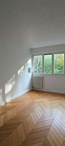 Vous rêvez d'installer votre famille dans un environnement privilégié, entouré de nature et proche des commodités de la ville? Entrez dans la Résidence du Château où calme, sécurité et installations sportives vous attendent.

Découvrez cet appartement spacieux de 127 m², situé au dernier étage. Niché  dans un environnement paisible, il offre un cadre de vie confortable et familial.

Composé de six pièces généreuses, cet appartement propose un agencement bien pensé.
 L'espace de vie se compose d'une cuisine entièrement équipée avec lave vaisselle, four et plaques de grandes marques, d' une salle à manger de 15m2 attenante à la cuisine et d'un salon parqueté de 33m2 offrant une belle luminosité grace à sa baie vitrée triple vitrage.
Trois espaces nuits desservis par trois couloirs vous permettront d'installer votre famille dans le confort et l'intimité de chacun.
Le côté pratique, des placards partout!
Une salle de douche, une salle de bains ainsi que deux wc complètent ce bien.
 
 Une cave et un parking sont inclus pour un confort absolu.

Les +:
- 4 vrais chambres 
- nombreux rangements
- volets roulants
- baie vitrée triple vitrage avec isolation phonique et thermique
- aucun vis-à-vis
- aucun travaux à prévoir
- terrains de tennis, football, badminton et aire de jeux pour enfants dans la résidence.

À proximité des commerces et des transports en commun, ce bien est idéal pour ceux qui recherchent praticité et tranquillité.

Suggestions d'aménagement intérieur générés par IA.

Contactez moi vite pour une visite.