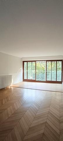 Vous rêvez d'installer votre famille dans un environnement privilégié, entouré de nature et proche des commodités de la ville? Entrez dans la Résidence du Château où calme, sécurité et installations sportives vous attendent.

Découvrez cet appartement spacieux de 127 m², situé au dernier étage. Niché  dans un environnement paisible, il offre un cadre de vie confortable et familial.

Composé de six pièces généreuses, cet appartement propose un agencement bien pensé.
 L'espace de vie se compose d'une cuisine entièrement équipée avec lave vaisselle, four et plaques de grandes marques, d' une salle à manger de 15m2 attenante à la cuisine et d'un salon parqueté de 33m2 offrant une belle luminosité grace à sa baie vitrée triple vitrage.
Trois espaces nuits desservis par trois couloirs vous permettront d'installer votre famille dans le confort et l'intimité de chacun.
Le côté pratique, des placards partout!
Une salle de douche, une salle de bains ainsi que deux wc complètent ce bien.
 
 Une cave et un parking sont inclus pour un confort absolu.

Les +:
- 4 vrais chambres 
- nombreux rangements
- volets roulants
- baie vitrée triple vitrage avec isolation phonique et thermique
- aucun vis-à-vis
- aucun travaux à prévoir
- terrains de tennis, football, badminton et aire de jeux pour enfants dans la résidence.

À proximité des commerces et des transports en commun, ce bien est idéal pour ceux qui recherchent praticité et tranquillité.

Suggestions d'aménagement intérieur générés par IA.

Contactez moi vite pour une visite.