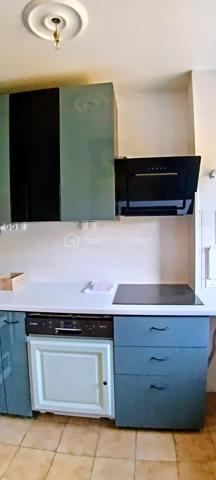 Vous rêvez d'installer votre famille dans un environnement privilégié, entouré de nature et proche des commodités de la ville? Entrez dans la Résidence du Château où calme, sécurité et installations sportives vous attendent.

Découvrez cet appartement spacieux de 127 m², situé au dernier étage. Niché  dans un environnement paisible, il offre un cadre de vie confortable et familial.

Composé de six pièces généreuses, cet appartement propose un agencement bien pensé.
 L'espace de vie se compose d'une cuisine entièrement équipée avec lave vaisselle, four et plaques de grandes marques, d' une salle à manger de 15m2 attenante à la cuisine et d'un salon parqueté de 33m2 offrant une belle luminosité grace à sa baie vitrée triple vitrage.
Trois espaces nuits desservis par trois couloirs vous permettront d'installer votre famille dans le confort et l'intimité de chacun.
Le côté pratique, des placards partout!
Une salle de douche, une salle de bains ainsi que deux wc complètent ce bien.
 
 Une cave et un parking sont inclus pour un confort absolu.

Les +:
- 4 vrais chambres 
- nombreux rangements
- volets roulants
- baie vitrée triple vitrage avec isolation phonique et thermique
- aucun vis-à-vis
- aucun travaux à prévoir
- terrains de tennis, football, badminton et aire de jeux pour enfants dans la résidence.

À proximité des commerces et des transports en commun, ce bien est idéal pour ceux qui recherchent praticité et tranquillité.

Suggestions d'aménagement intérieur générés par IA.

Contactez moi vite pour une visite.