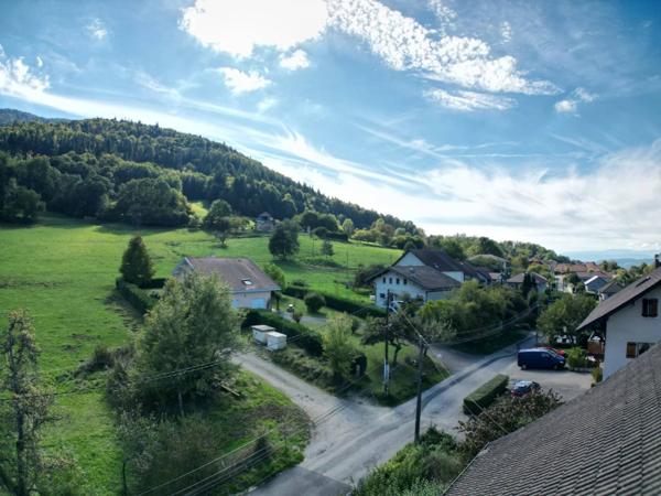 Dans ferme réhabilité, vivre avec harmonie et sérénité - Annecy le Vieux « Sur les Bois » .