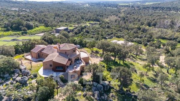 Magnifique maison de maître sur 25 000 m2 de terrain située à Porto Vecchio
