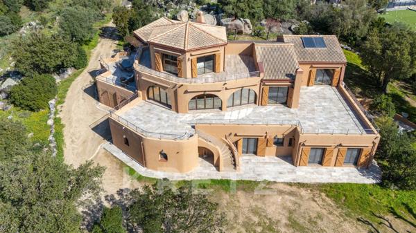 Magnifique maison de maître sur 25 000 m2 de terrain située à Porto Vecchio