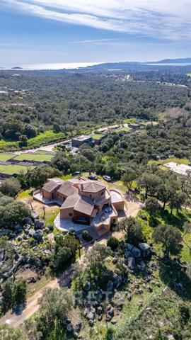 Magnifique maison de maître sur 25 000 m2 de terrain située à Porto Vecchio
