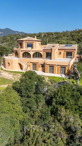 Magnifique maison de maître sur 25 000 m2 de terrain située à Porto Vecchio