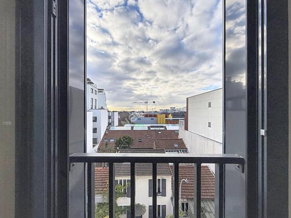 MONTREUIL, QUARTIER DU BAS MONTREUIL, STUDIO RENOVE EXPOSE SUD AVEC VUE DEGAGEE