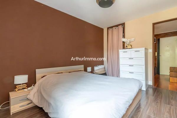 Vente                                                      Appartement
                        
                     4 pièces                                         à Sucy-en-Brie