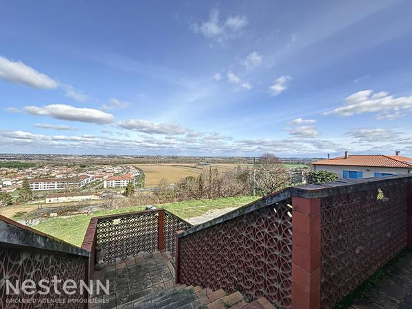 Pompertuzat. Maison familiale 6 pièces de 132m² avec un garage sur un terrain d'environ 1800m² à vendre.