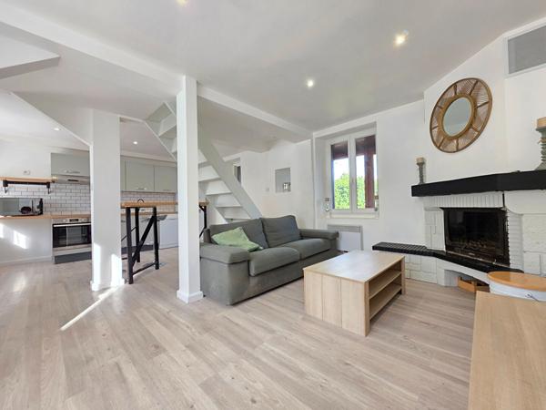 Maison de village à Pierre-Levée grandement rénovée 3 chambres avec véranda et garage - Terrain clos et arboré