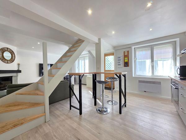 Maison de village à Pierre-Levée grandement rénovée 3 chambres avec véranda et garage - Terrain clos et arboré