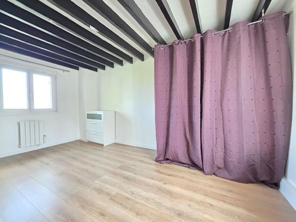 Maison de village à Pierre-Levée grandement rénovée 3 chambres avec véranda et garage - Terrain clos et arboré