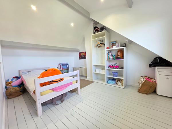 Maison de village à Pierre-Levée grandement rénovée 3 chambres avec véranda et garage - Terrain clos et arboré
